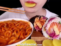 小姐姐吃绿色粉条,小姐姐的绿色粉条美食之旅