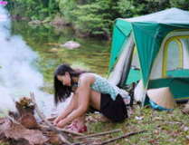 小姐姐山里露营图片,邂逅自然之美